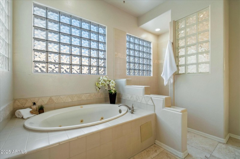 MASTER BATHROOM TUB & SHOWER