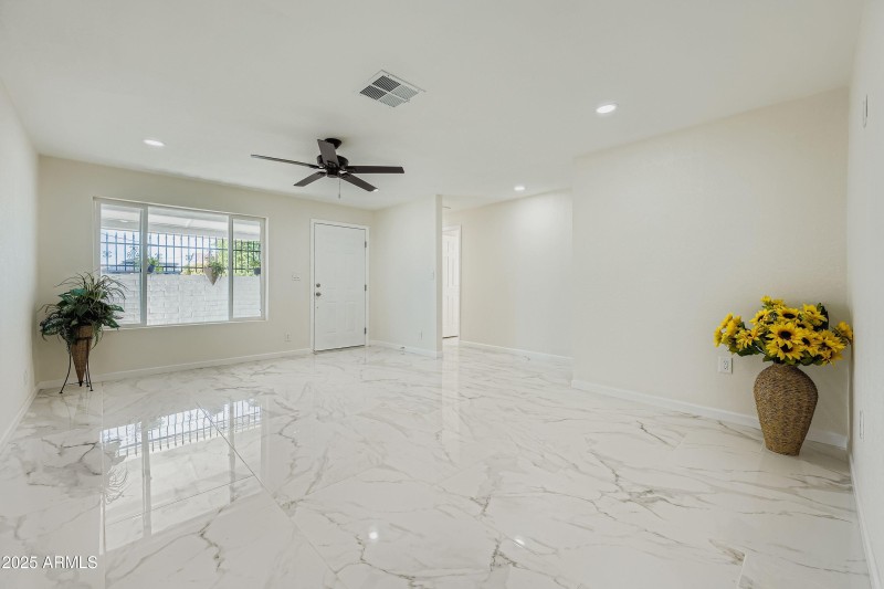 7601 N 40th Drive - MLS Sized - 008 - 09