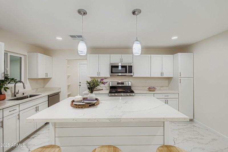 7601 N 40th Drive - MLS Sized - 010 - 12