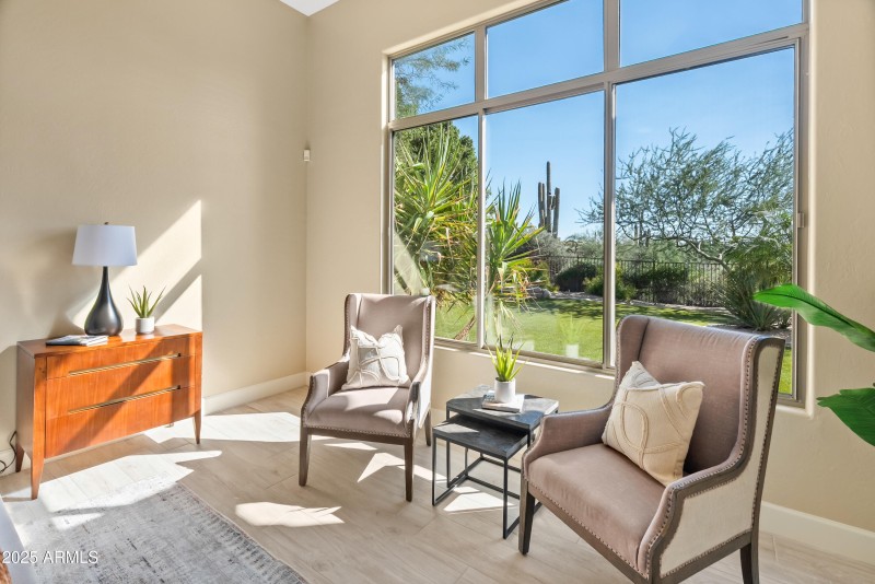 primary bedroom sitting area