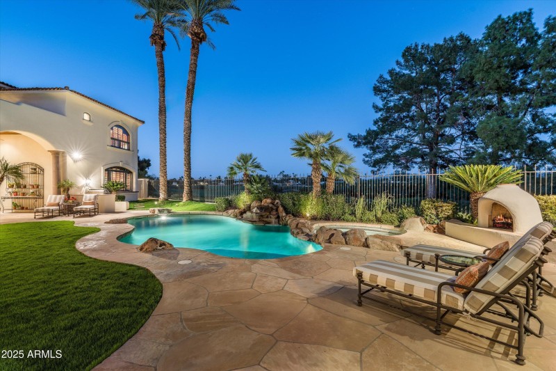 sparlink pool & fireplace