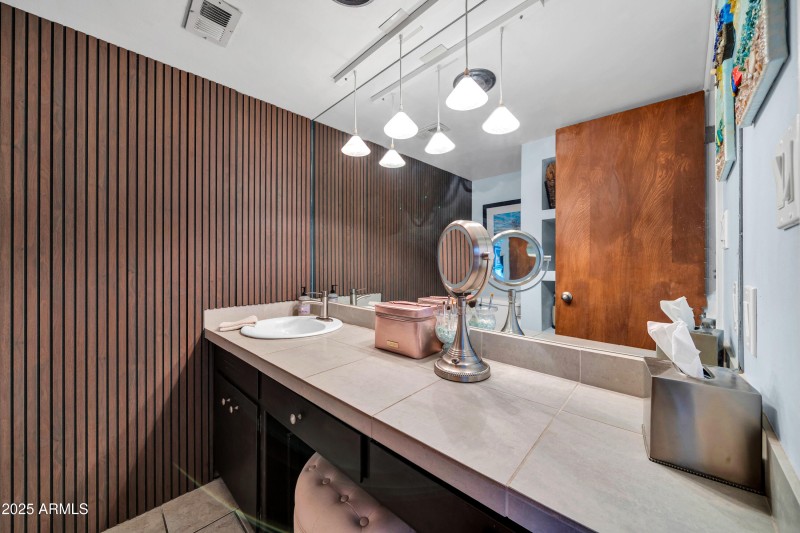 1711 E Missouri Ave-33