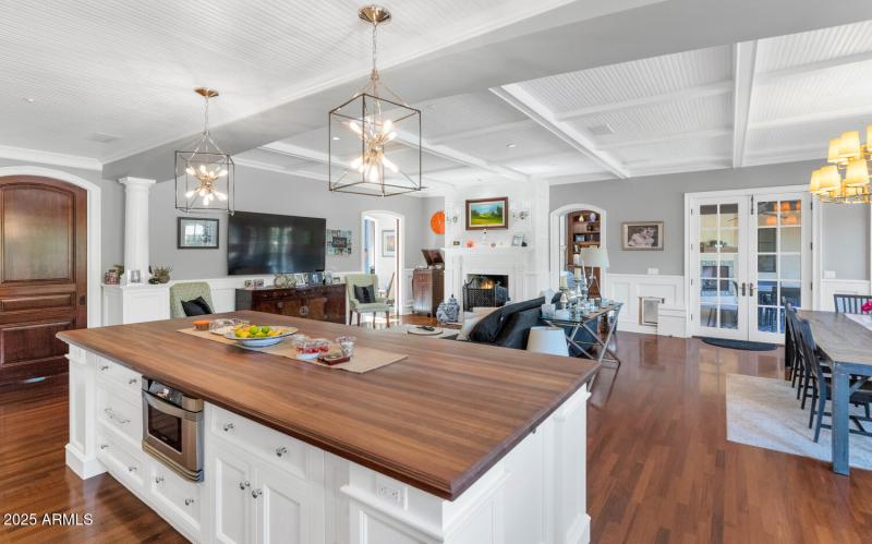 6032 E Lincoln Dr-large-019-018-TOD0391-