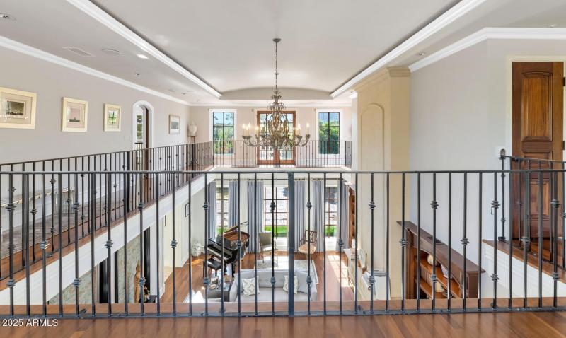 6032 E Lincoln Dr-large-023-013-TOD0411-