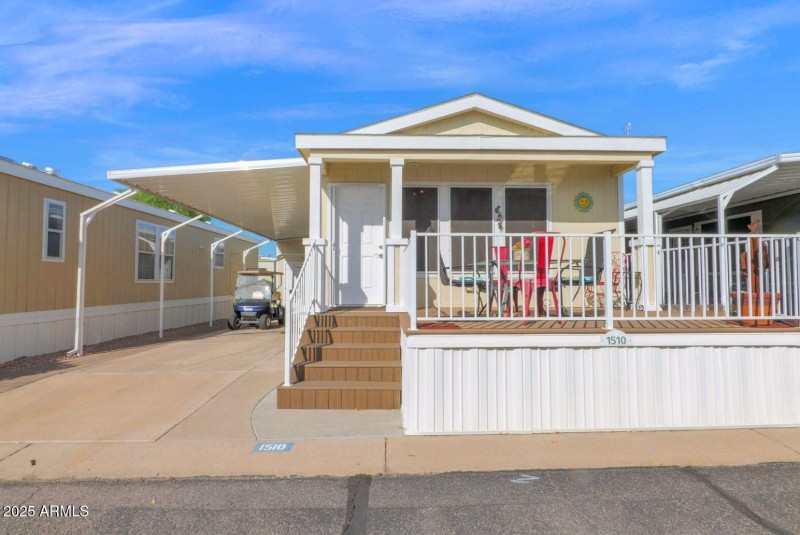 8700 University - 02Exterior