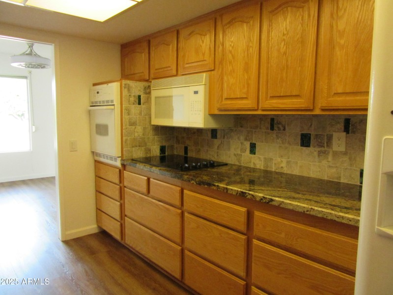 Granite w/ Backsplash