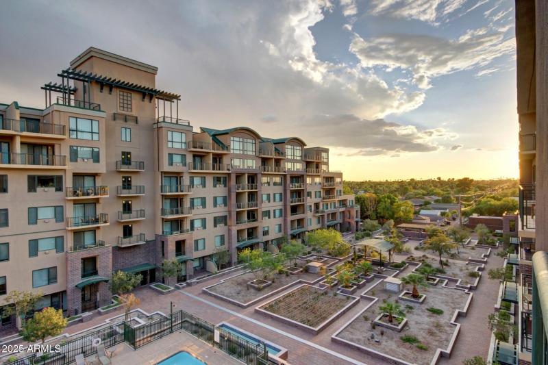 0032-Tapestry on Central 17 (26)