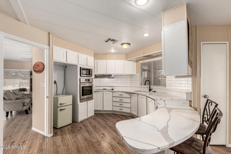 Kitchen-small fridge does NOT convey