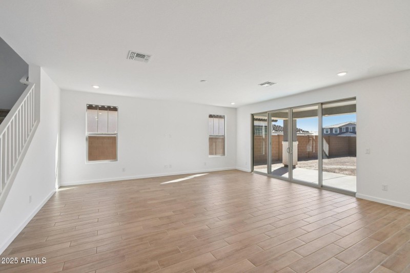 7-web-or-mls-E Saddle Way-S0111-007