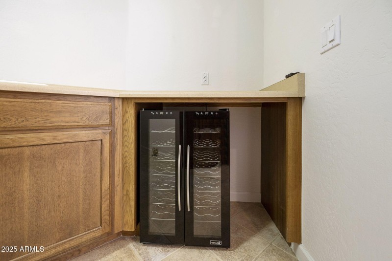 LAUNDRYROOM W/ WINE FRIDGE