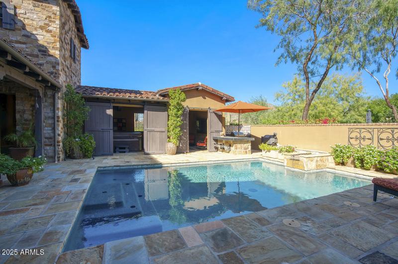 Outdoor Cabana in Courtyard