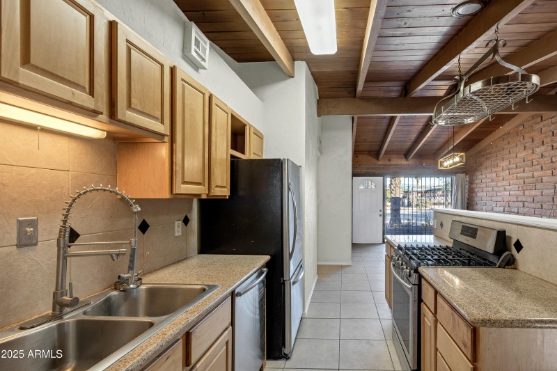 1303 N Roberts Way__010