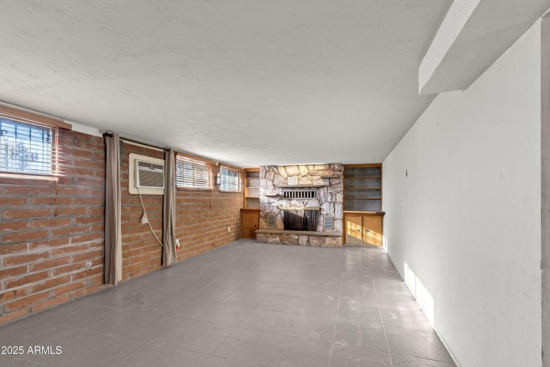 1303 N Roberts Way__018