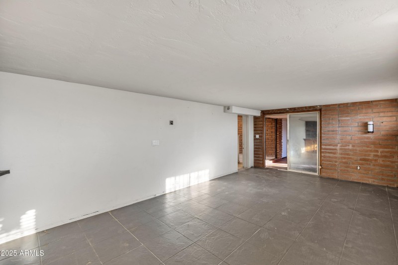 1303 N Roberts Way__021