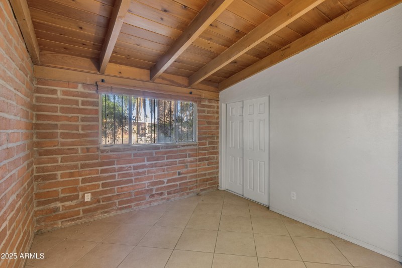 1303 N Roberts Way__032