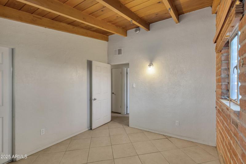 1303 N Roberts Way__034