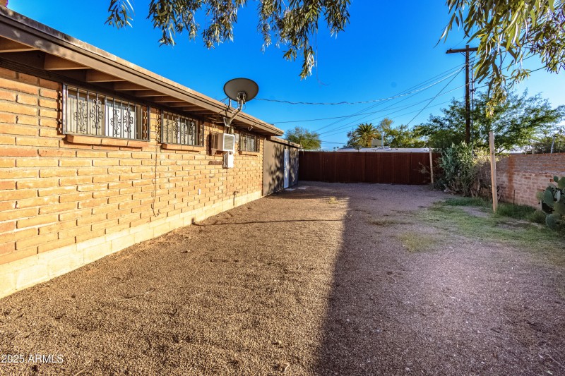 1303 N Roberts Way__060