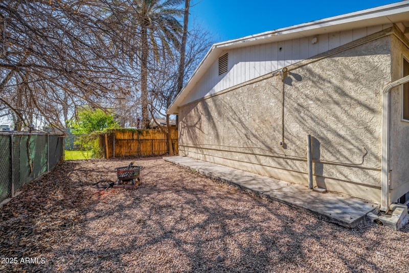 325 329 S Pioneer Exterior 03