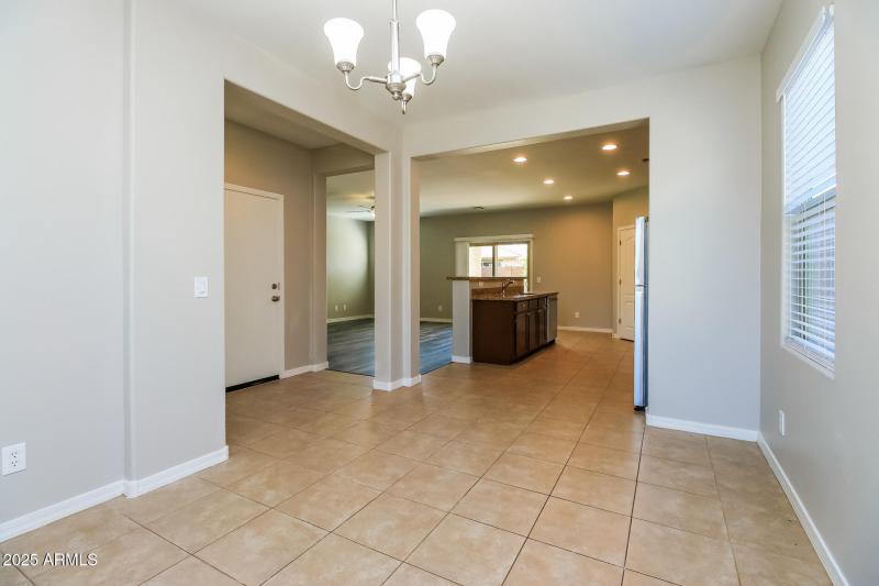 007-photo-dining-room-11633998