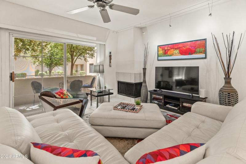 11333 N 92nd St Unit 1021-30 living