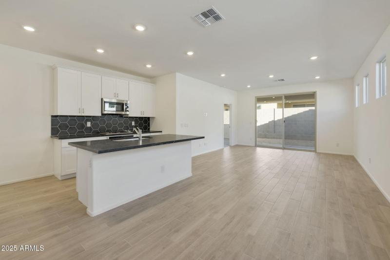 KITCHEN / GREAT ROOM