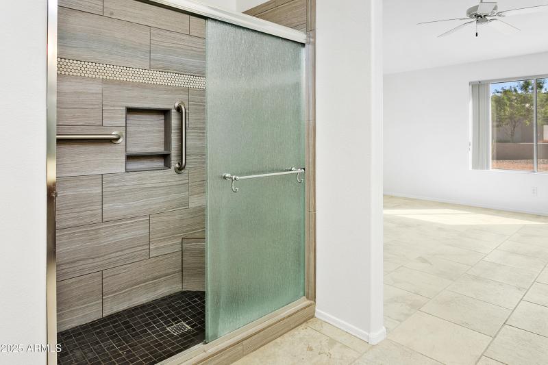 MASTER WALK-IN SHOWER