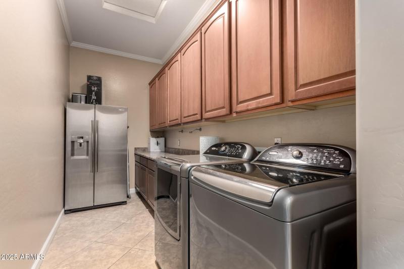 Large Laundry w/Cabinets