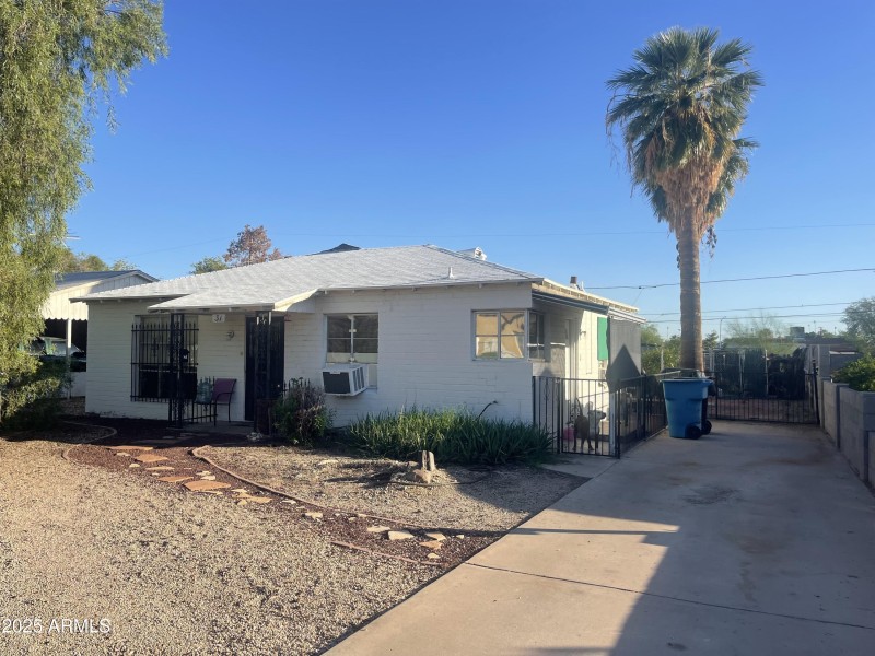 1,470 INTERIOR SF * 3BR * 2BA