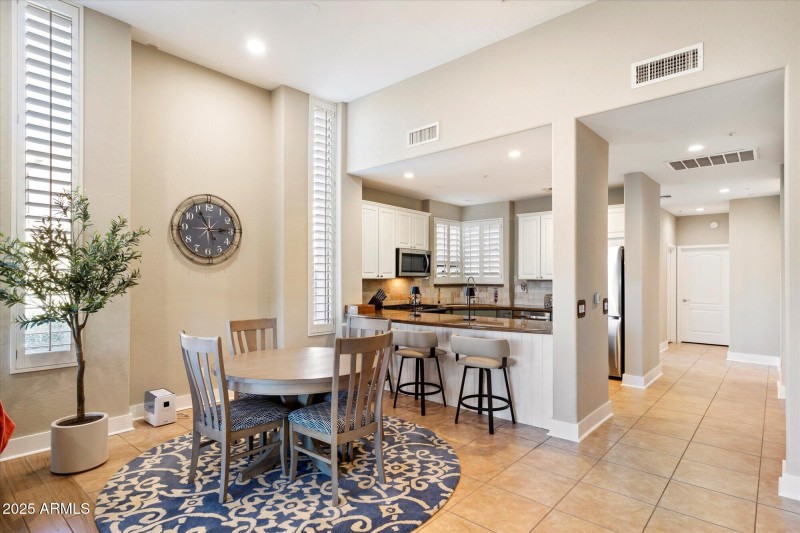 Dining Area w/Breakfast Bar