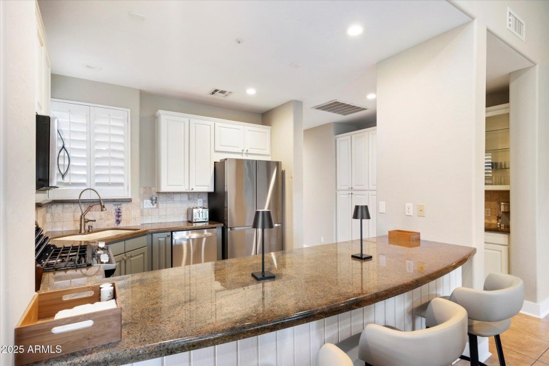 Breakfast Bar w/Kitchen