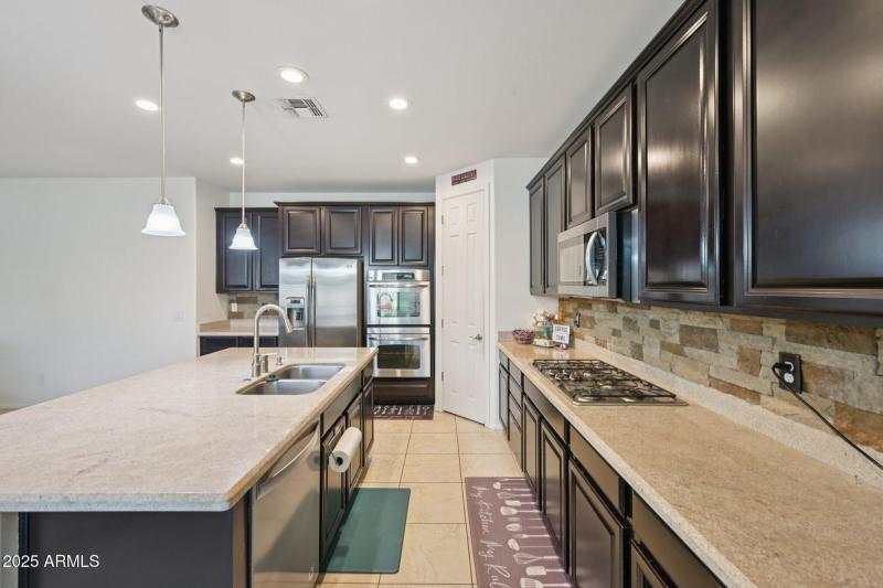 Kitchen with gas cooktop/wall ovens