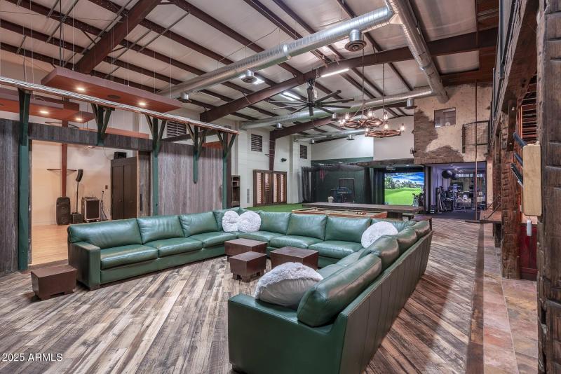 LOUNGE SPACE IN HIDEAWAY