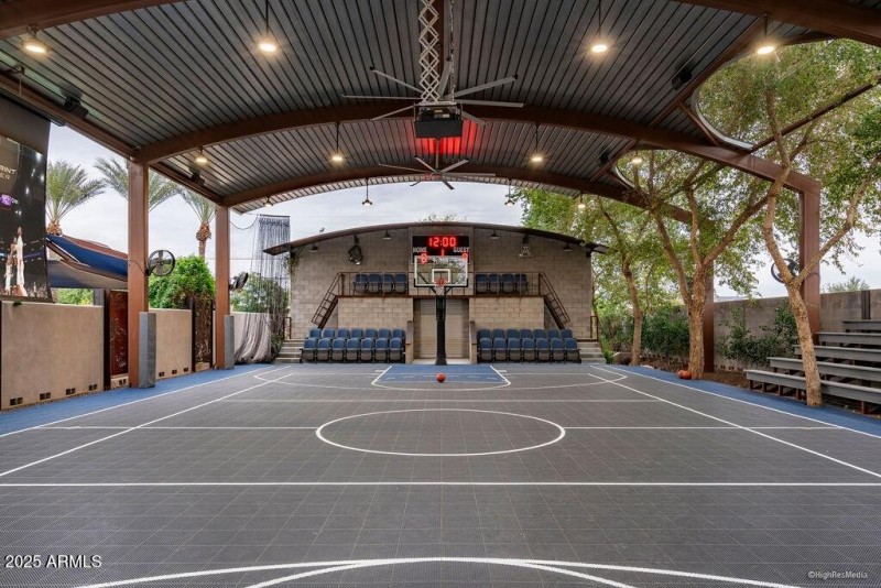 BASKETBALL ARENA