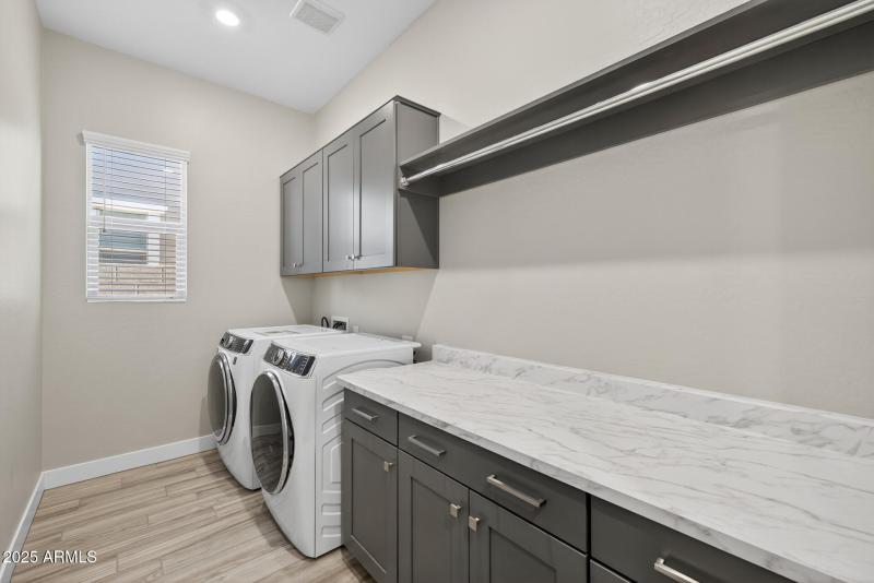 35)LAUNDRY ROOM