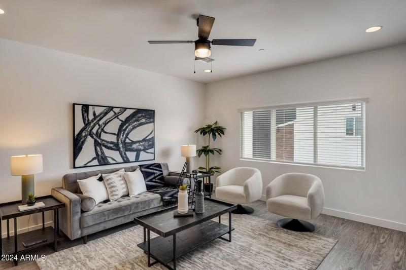 50367-3645 E Earll Dr-006