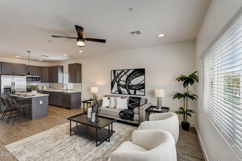 50367-3645 E Earll Dr-005