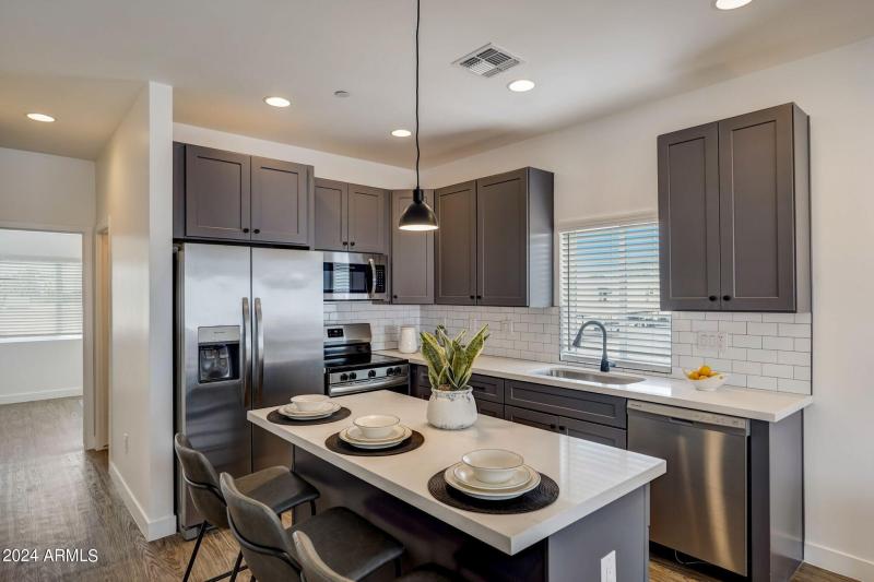 50367-3645 E Earll Dr-008