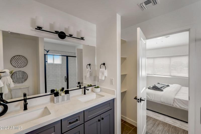 50367-3645 E Earll Dr-027