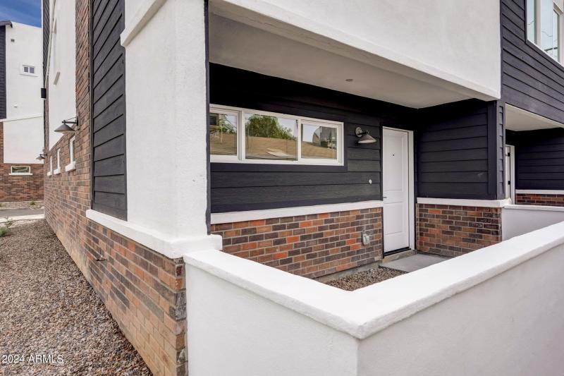 50367-3645 E Earll Dr-002