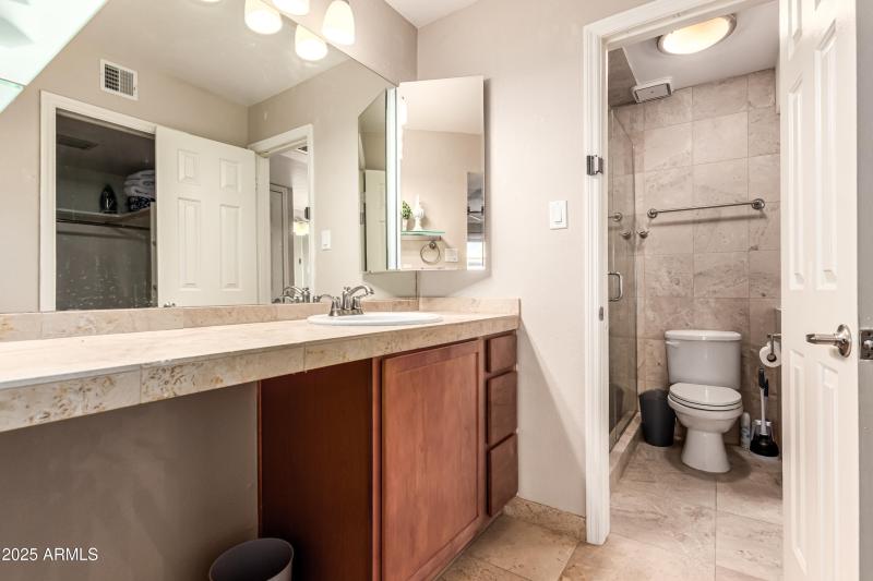 Sink & Vanity off Pimary