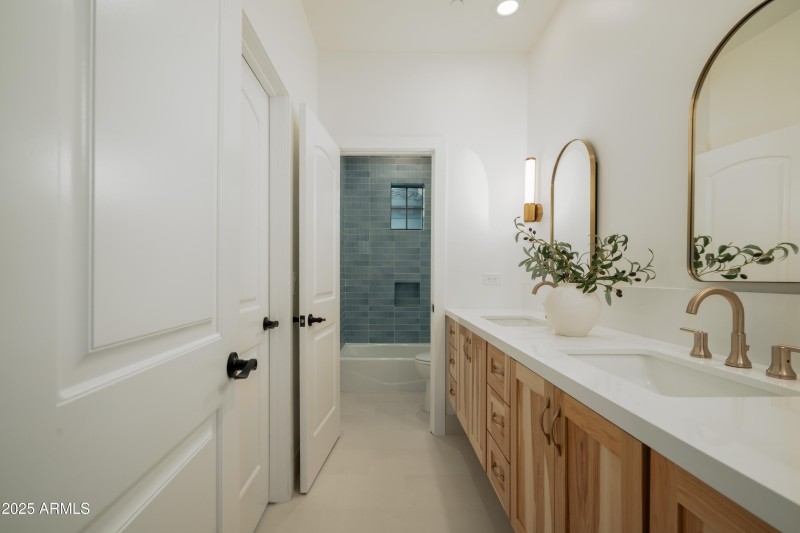 Upstairs full guest bathroom