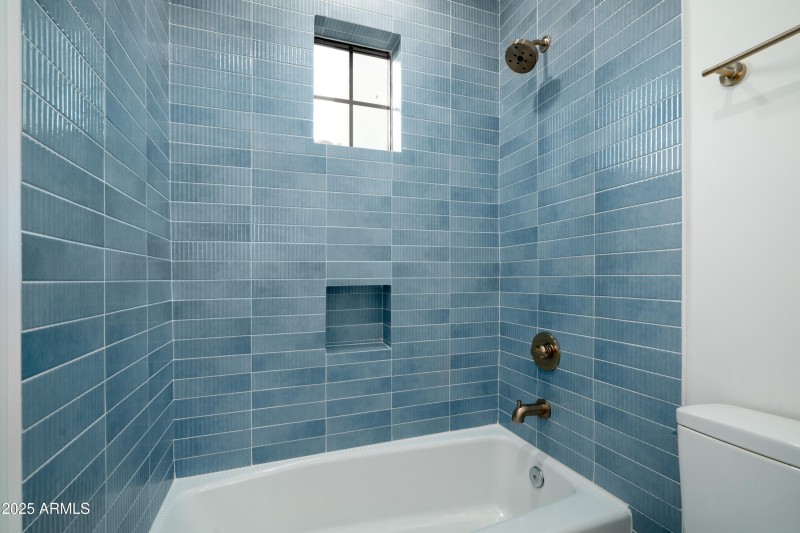 Upstairs full guest bathroom