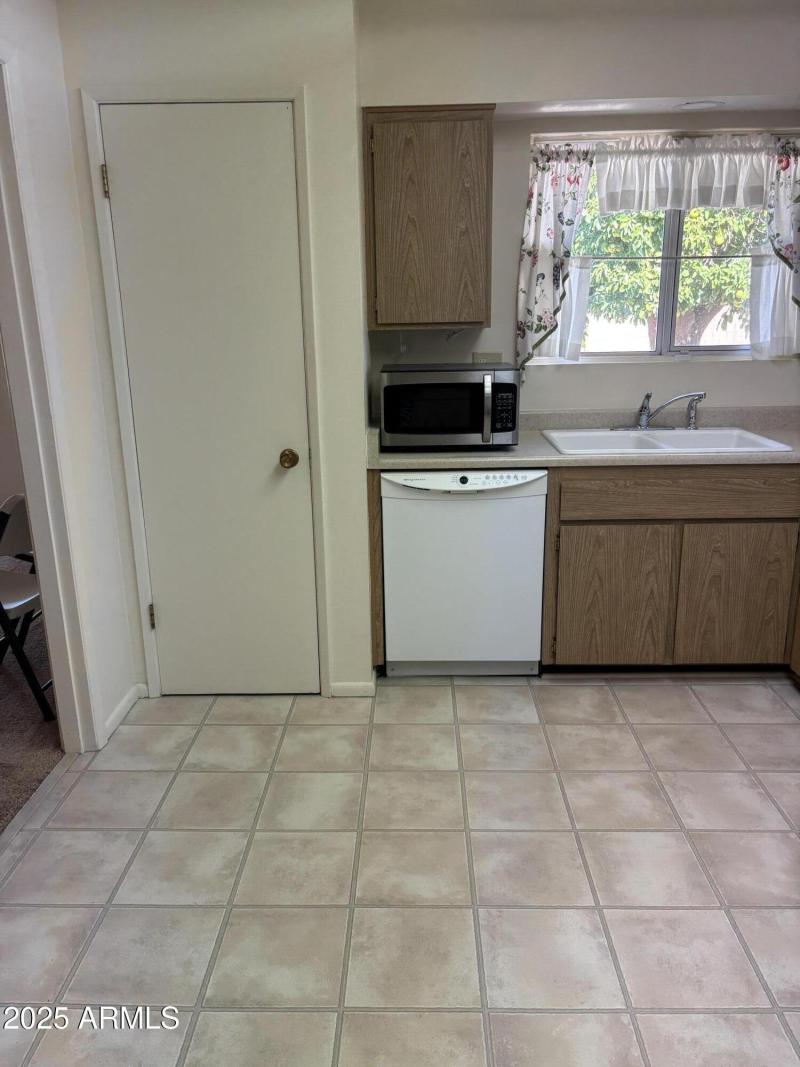 Kitchen sink & dishwasher