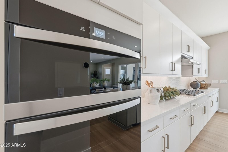 Kitchen W SS Appliances