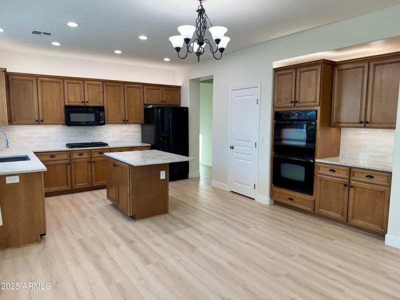 Eat-in kitchen island and table area
