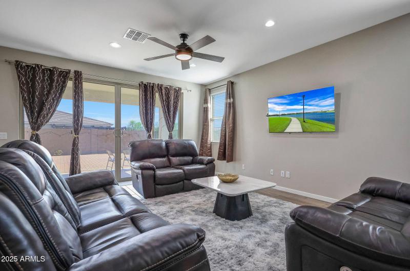 Spacious living/dining area