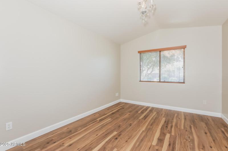 15-photo-Bedroom-1fc8cd57-d186-4521-9038