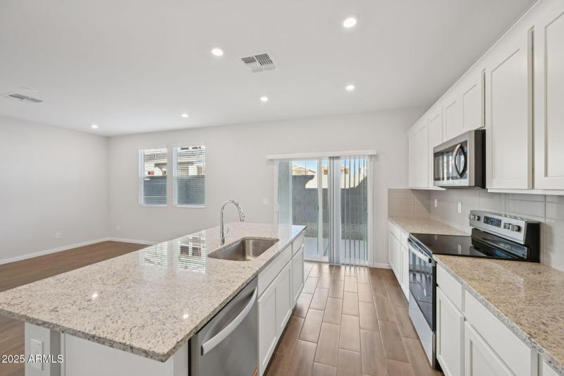 16-web-or-mls-W Jessie Ln-S0611-016