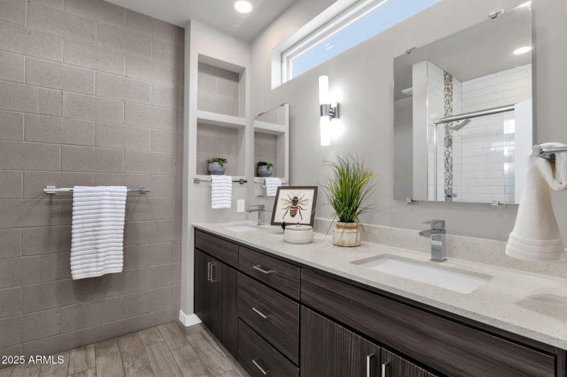 36-web-or-mls-2727-e-thomas-rd-9