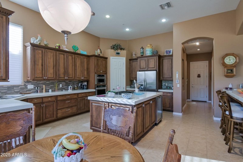 Kitchen w/ 42" uppers